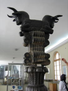 バスタン考古学博物館（国立）　アパダナの双頭の牡牛柱頭像