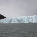 蒼白い氷河　氷河の南端はモレノ山の麓を削っている