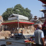 カトマンズ　ダルバール１　カゲシュワル寺院、屋根の上に砲弾の様なシカラ様式の寺院が載っていた