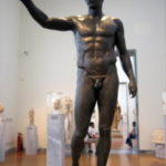 アンティキセラの青年像　パリスではないかと言われている、紀元前３３０年頃の作品、アンティキセラ島の難破船から発見された