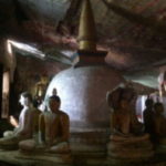 第２窟　仏陀坐像が小さいダーガバを取巻いている