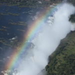 ビクトリアの滝遊覧飛行　１７００ｍの滝、全面に虹が架かって美しい