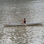 ドックの風景　ブエノスアイレス美人がボートを漕いでいる