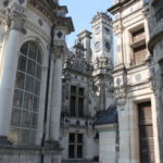 屋上テラス　物かげに事欠かないので陰謀や情事を語らうにはもってこいであった