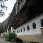 第３窟　石窟寺院を外から見ると、洞窟の中に寺院が造られていることが分かる