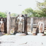 ハタダーゲ（仏歯寺）　ハタダーゲの中には３体の仏陀立像がある。２階に聖犬歯が安置されていた