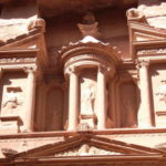 ペトラ　エル・カズネの２階、中央の枠にエジプトのイシス、左右の枠にはアマゾネス、窪んだところに勝利の女神ニケ。 丸い屋根の上の壷がカズネ