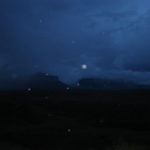 パライ・テプイ　日が暮れれた午後６時、雨が止んでロライマ山とクケナン・テプイが幽かに見える