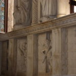 聖ロヴロ大聖堂　聖イヴァンの石棺室、左右を１２使徒や天使の彫刻で囲まれた豪華な祭壇である