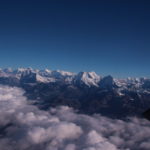 エベレスト遊覧飛行　右手の台形の山がメランツェ（7161m）、真ん中の尖ったのがガウリシャンカー（7134m）