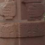 ティワナク遺跡　ベルトの模様はカニ？