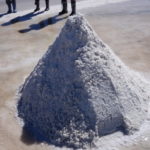 モントネス・デ・サル　1mほどに積まれた円錐状の塩の山