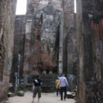 ランカティラカ（仏塔）　内部、高さ13mの仏陀立像。損傷が激しく膝と裾くらいしか判別できない