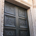 聖ヤコブ大聖堂　青銅のライオンの扉、アダムとイブが楽園から追放される場面、アブラハムが息子のイサクを殺そうとする場面などが描かれている