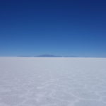 インカワシ島　真っ白な雪原をインカワシに向かって走る
