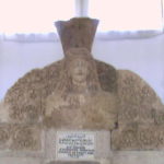 アンマン国立考古学博物館　夫婦と考えられている人体塑像、どこかユーモラスである