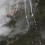 ロライマ、ヘリフライト　ロライマから落ちる幾条もの滝
