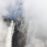 エンジェルフォール　雲に囲まれた絶壁と滝が僅かに顔を出す様子は幻想的である
