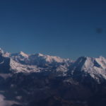 エベレスト遊覧飛行　拡大図、右の台形がメルンツェ、左端の尖った山がガウリシャンカー