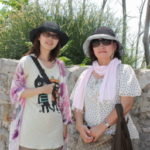 ブドヴァ観光　ツアーの美女･･･親子参加のお二人、姉妹のように見える