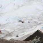 蒼白い氷河　氷河のトレッキングをしているグループが見える