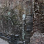 ランカティラカ（仏塔）　内部、壁に幅20㎝ほどの階段がついている。仏像に尻を向けずに上れた