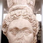 アンマン国立考古学博物館　アクセサリー、美女像は現代のもの
