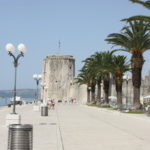 トロギール旧市街　カメルレンゴ要塞への海岸