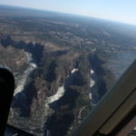 ビクトリアの滝遊覧飛行　待望の滝の化石が見えてきた。自然の畏怖を感じる