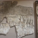 人面有翼獣の製作・運搬　人面有翼獣の製作の様子を王が観閲している