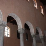エウフランシス大聖堂　身廊と側廊の間のアーチ状の壁