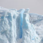 蒼白い氷河　セラックの割れ目は蒼さを一段と増す、神々しい感じになる