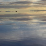 ウユニ塩湖　迫る夕暮れに僅かに染まる水鏡