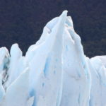 モレノ氷河　直ぐにも崩れそうな蒼白く輝くセラック、１時間近く見守ったが泰然としていた