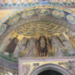 エウフランシス大聖堂　聖母子の上のリングは神の手を表わす、聖母子の両隣は天使、左から２人目が聖エウフランシス
