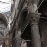 聖ヤコブ大聖堂　身聖廊の柱、ブラチ島の石灰岩や大理石でヤコブ大聖堂は建てられた