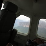 アウヤン・テプイ　反対側の窓を見るとアウヤン・テプイの断崖に沿ってセスナは飛んでいる