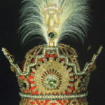 宝石博物館　パーレビ王冠、ダイヤモンド３３８０個、エメラルド５個、真珠３６８個、サファイヤ２個。王冠の重さ約２ｋｇ