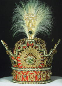 宝石博物館　パーレビ王冠、ダイヤモンド３３８０個、エメラルド５個、真珠３６８個、サファイヤ２個。王冠の重さ約２ｋｇ