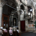 聖ヤコブ大聖堂　副祭壇の天蓋の中にキリストの磔刑像が見える