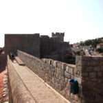 城壁ウォーキング　ミンチェタ要塞へ向かう市壁、長くて傾斜もきつい。膝がガクガクしてくる
