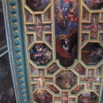 岩礁のマリア教会　教会の天井画、聖母マリア昇天の様子などが描かれている、ずいぶん新しい感じなので近年になって描かれたもののようだ
