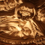 聖ヤコブ大聖堂　地下の洗礼室、天井の天使などの彫刻が素晴らしい