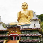 仏陀像　石窟寺院の麓にあるキンキラキンの仏陀像、中国が贈った？
