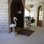 ウユニ塩湖　入口の両脇の白鳥