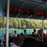 プリトヴィッツチェ湖群　遊覧船、自然環境保護に配慮して電動で動く