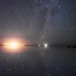 ウユニ塩湖に映る星空　同行のM氏の作品、満点の星空が湖面に降り注いでいる