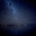 ウユニ塩湖に映る星空　同行のK氏の作品、満点の星空が惜しみなく塩湖に降り注いでいる