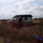 マサイ村の小学校　給食、メニーはコーンのおかゆ